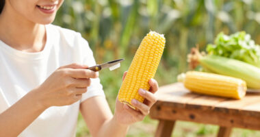 I’ll Never Shuck Corn Again After Learning An Ingenious Trick That Takes Seconds